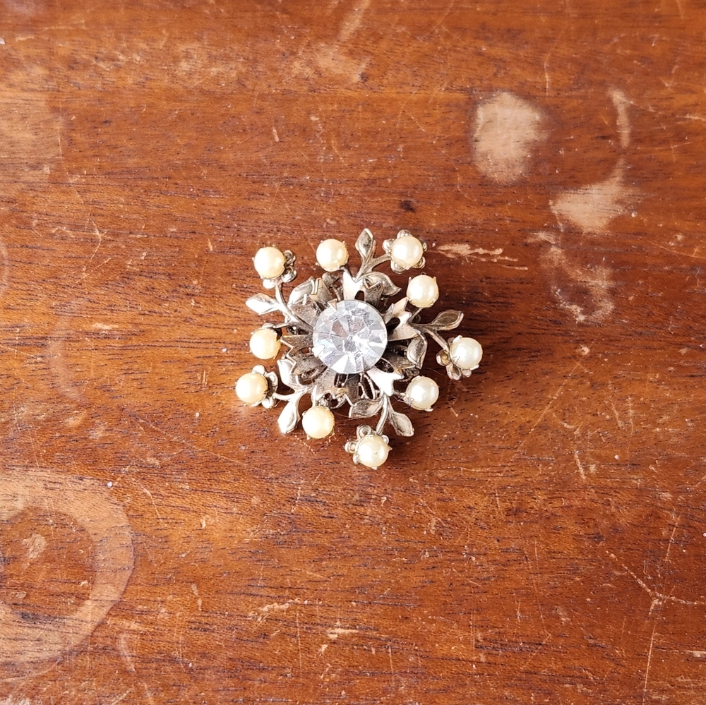 Elegant Golden and Pearl Brooch